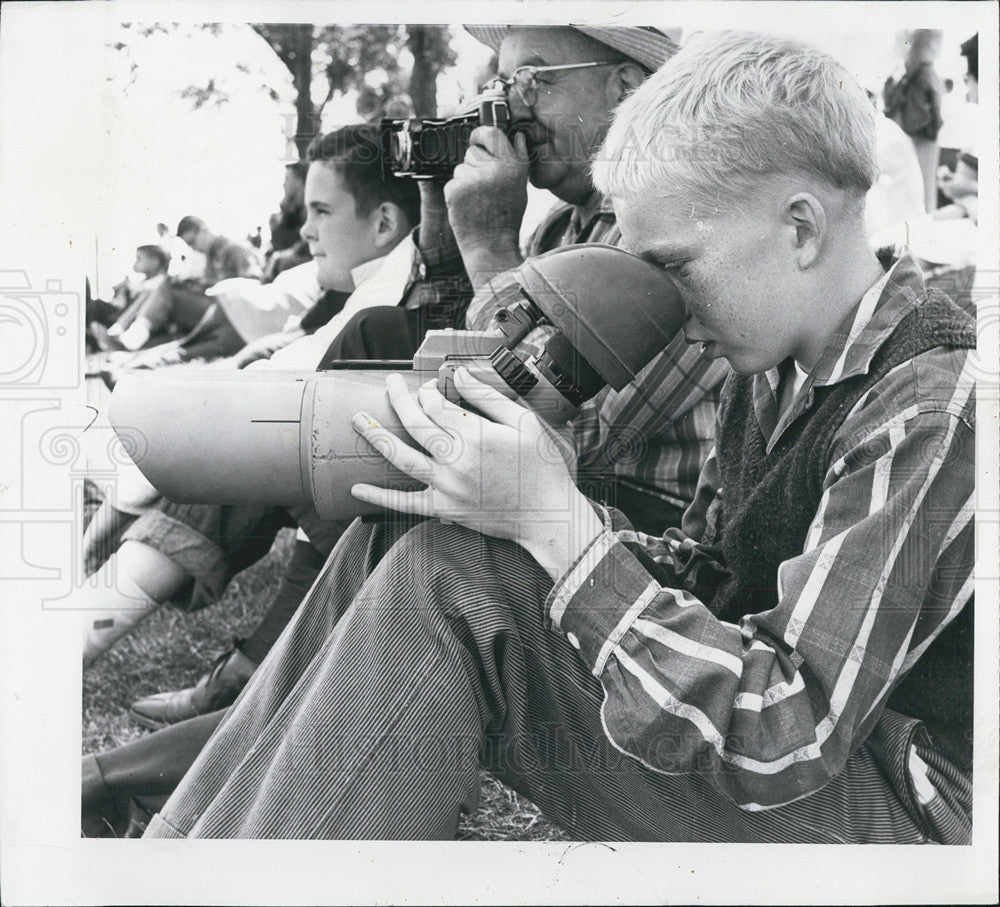 1959 Press Photo Dennis Martin Using Artillery-Spotting Scope Navy Ships Parade - Historic Images