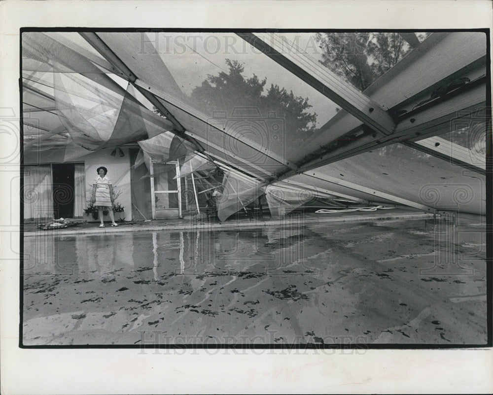 1974 Press Photo Woman Standing Inside Damaged Pool Area Strong Winds - Historic Images