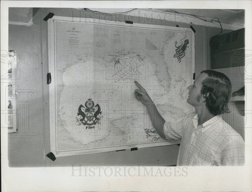 1970 Press Photo Student Scientist Richard Reid Oceanography Map - Historic Images