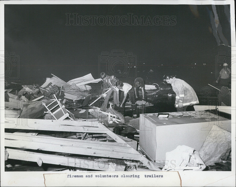 1976 Press Photo Firemen Volunteers Trailers Tornado Damage - Historic Images