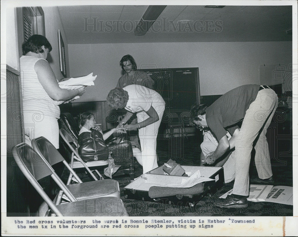 1976 Press Photo Red Cross Volunteers Bonnie Stemler Esther Townsend - Historic Images