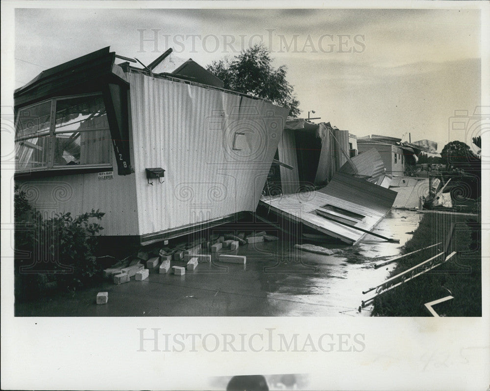 1976 Press Photo Mobile Homes Tornado Damage Florida - Historic Images