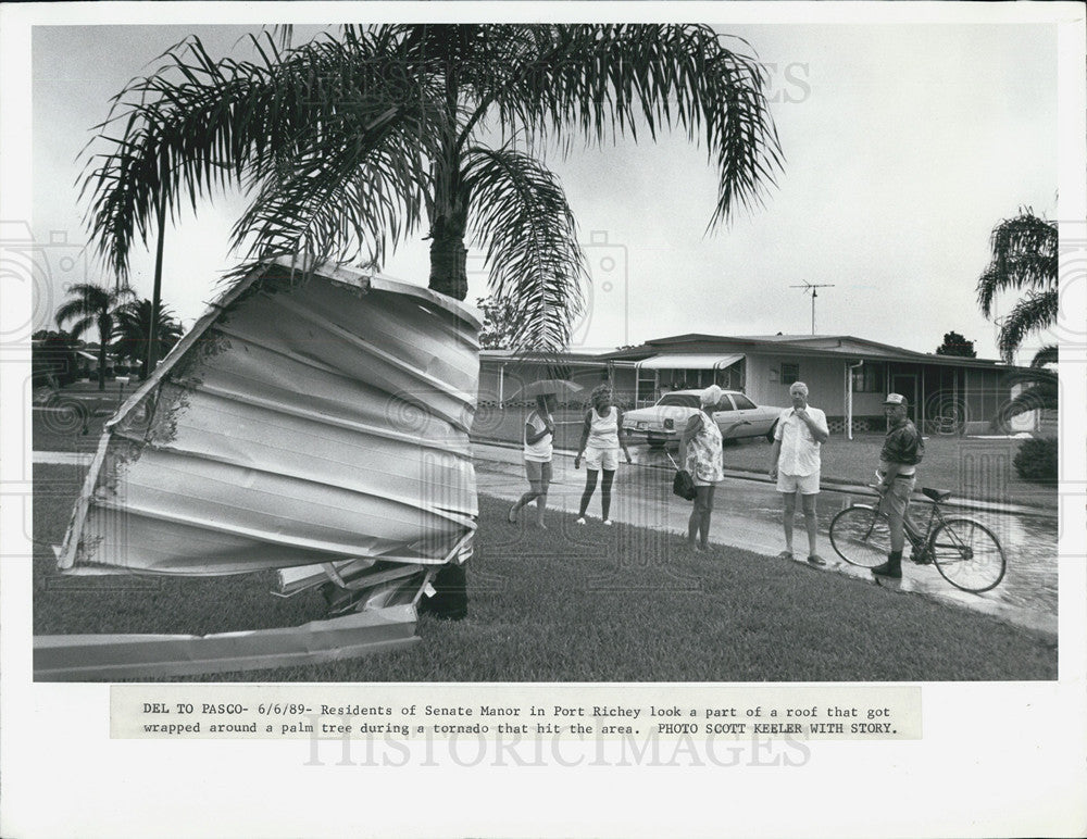 1968 Press Photo Residents, Senate Manor, Port Richey, Tornado Damage - Historic Images