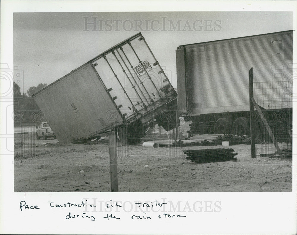 1985 Press Photo Trailers swirled  during a heavy storm in U.S 19 in Hudson - Historic Images