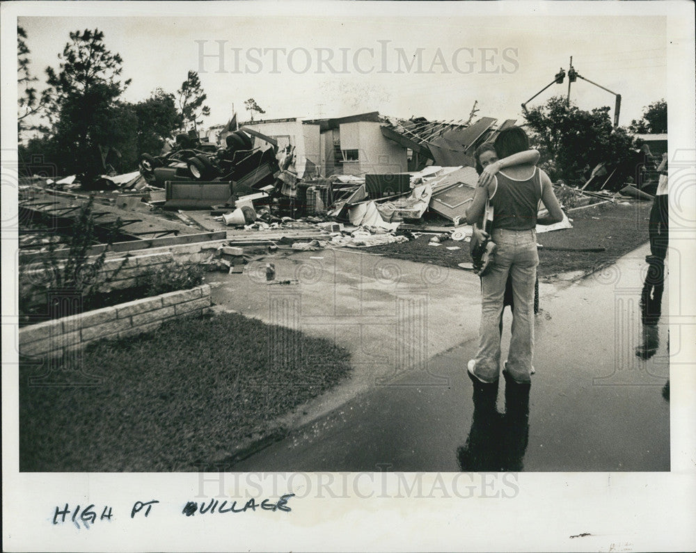 1978 Press Photo Mobile Homes Tornado Damage High Point Village Couple - Historic Images