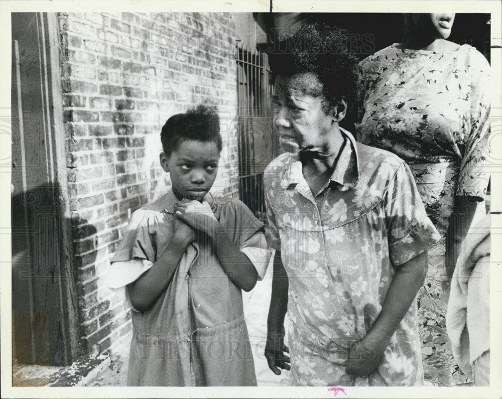 1984 Press Photo Ltanya Mabin Estelle Harris Apartment Fire Chicago - Historic Images