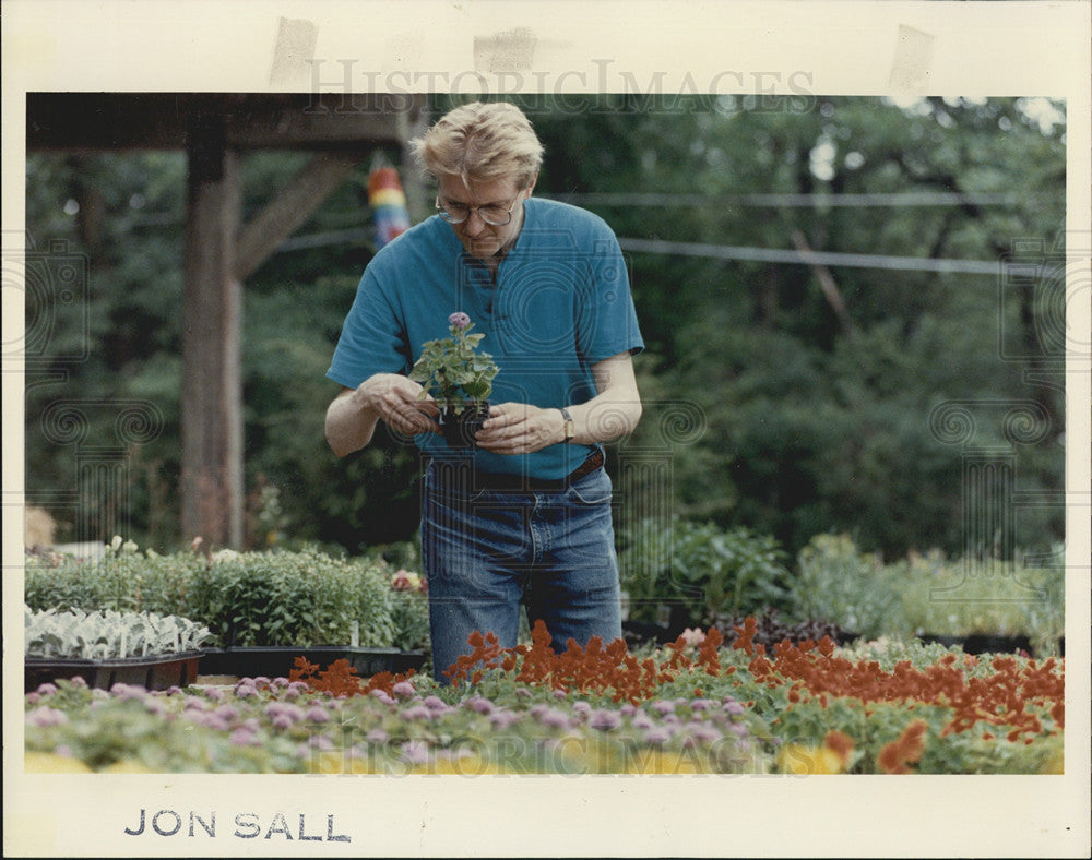 1990 Press Photo Pat Tyrrell Shopping Beeson&#39;s Nursery Plants Flowers Chicago - Historic Images