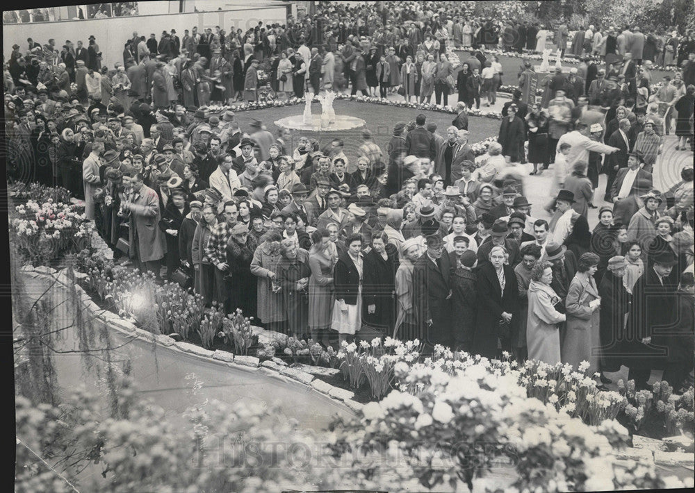 1961 Press Photo Overhead views of crowd attending flower show. - Historic Images