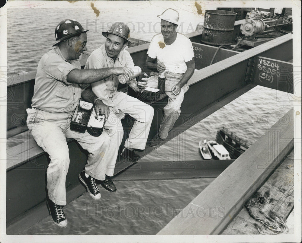 Press Photo workers having some tea time at the bridge - Historic Images