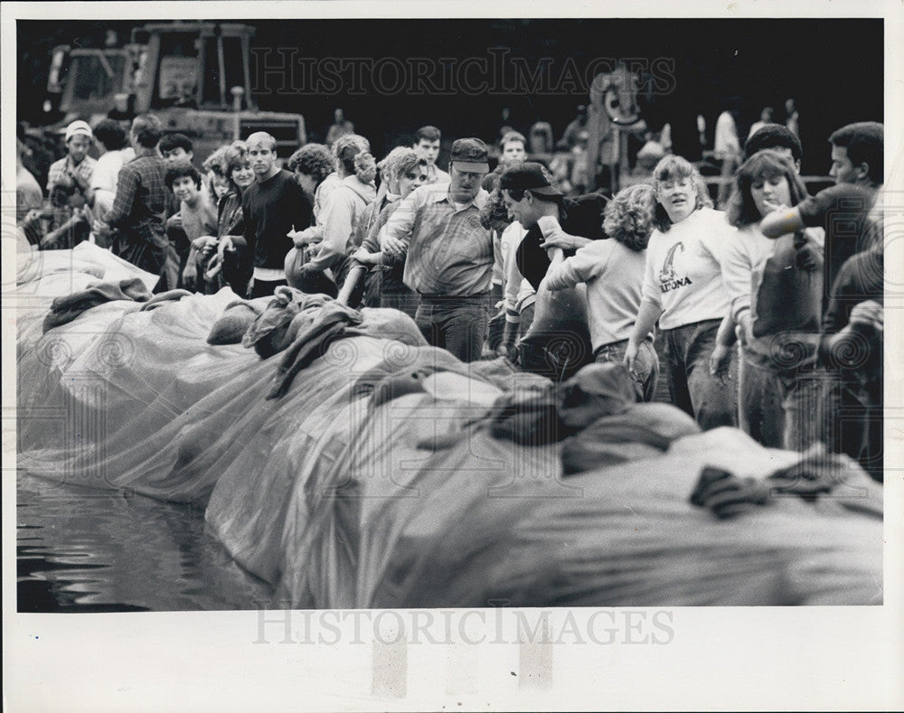 1986 Press Photo Students Placing Sandbags Des Plaines River Possible Flooding - Historic Images