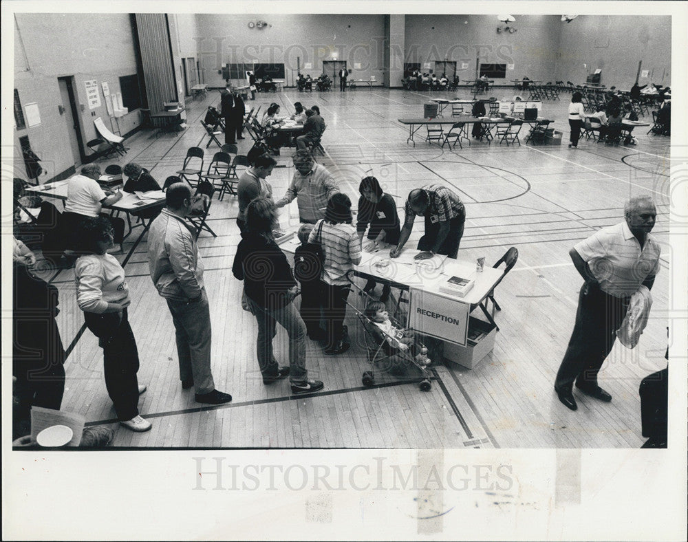 1986 Press Photo Flooding Victims Line Up Disaster Relief Signup Maine Township - Historic Images