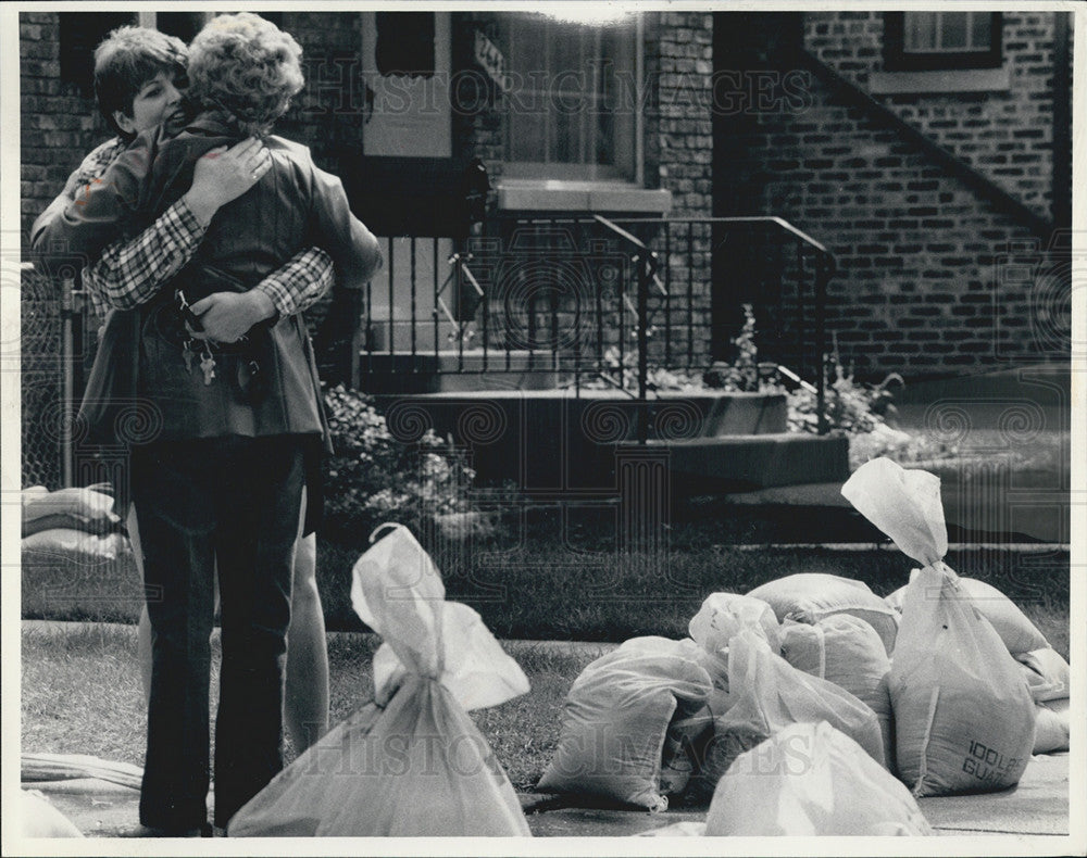 1986 Press Photo of Both Neighbors offers hugs for moral support. - Historic Images