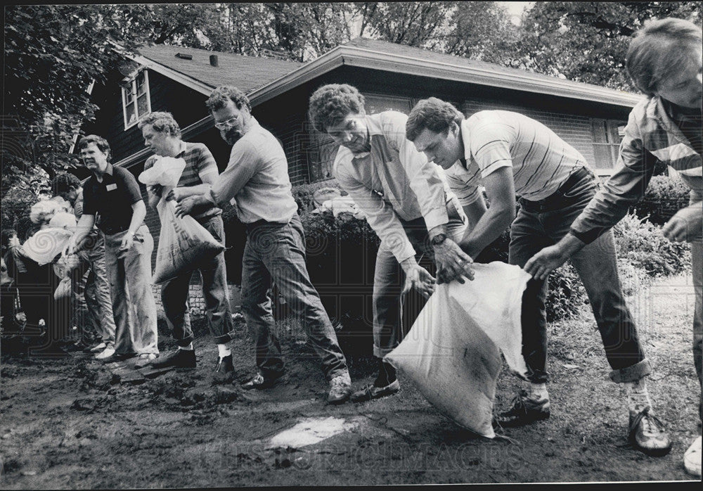 1986 Press Photo Teachers from the high school came to help homeowners - Historic Images