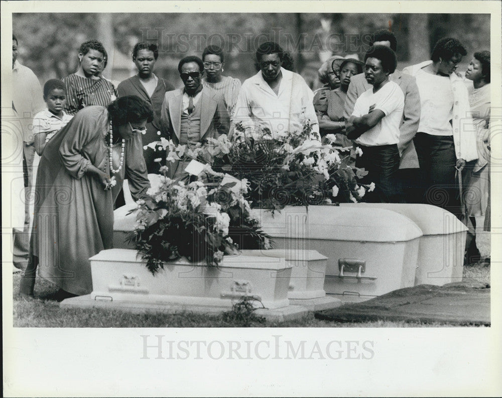 1984 Press Photo Graveside services for Mitchell family members killed - Historic Images