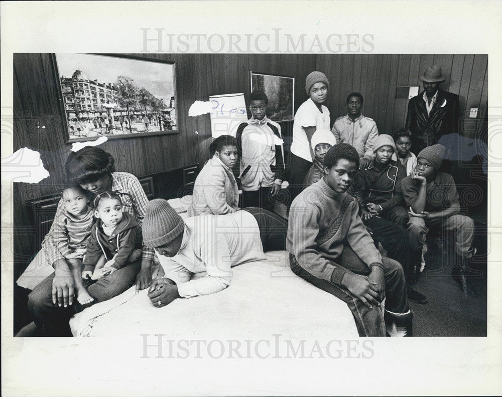 1982 Press Photo Chicago area victims of apartment fire staying at Roberts hotel - Historic Images