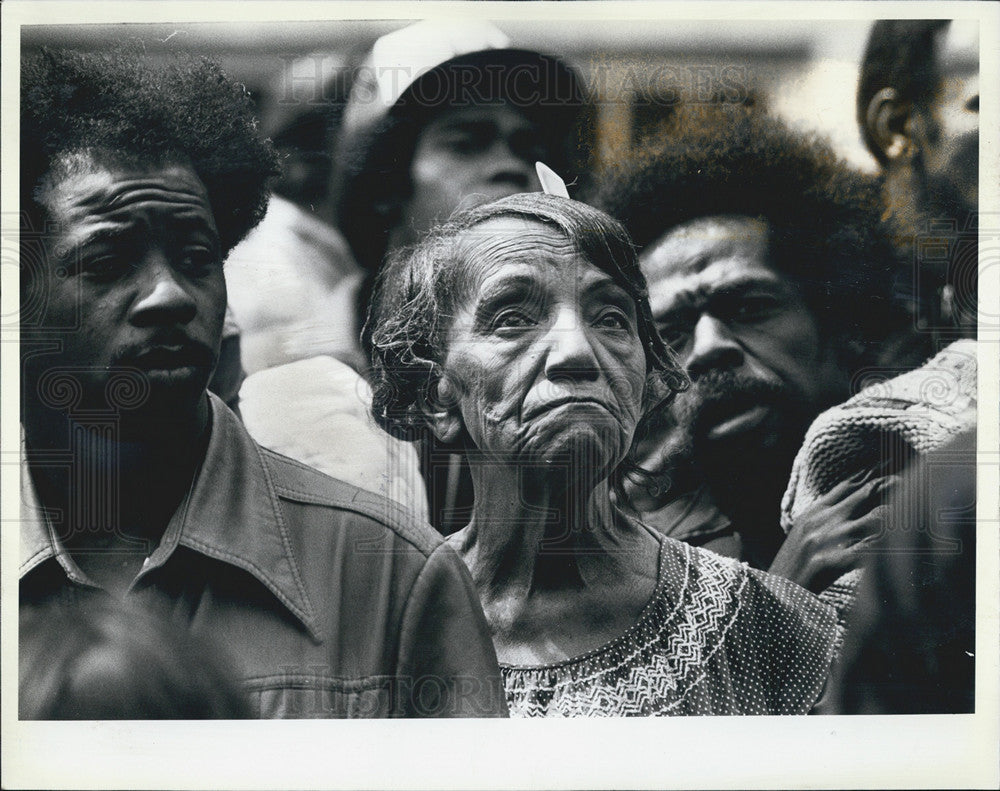 1983 Press Photo Neighbors and homeless of 4301 Malden watch the blaze - Historic Images