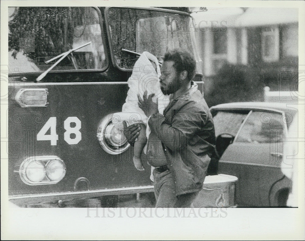 1983 Press Photo Melvin Brown Carries Daughter Burning Apartment Fire Victims - Historic Images