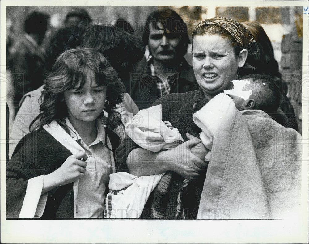 1983 Press Photo Woman Children Evacuated Apartment Building Fire Chicago - Historic Images