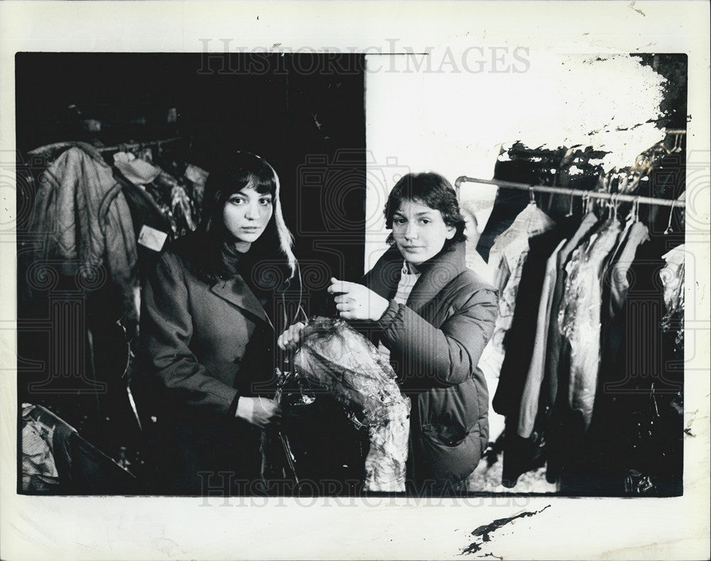 1983 Press Photo Eoanna Demetra Menkas Wreckage Father&#39;s Tailor Shop Arson Fire - Historic Images