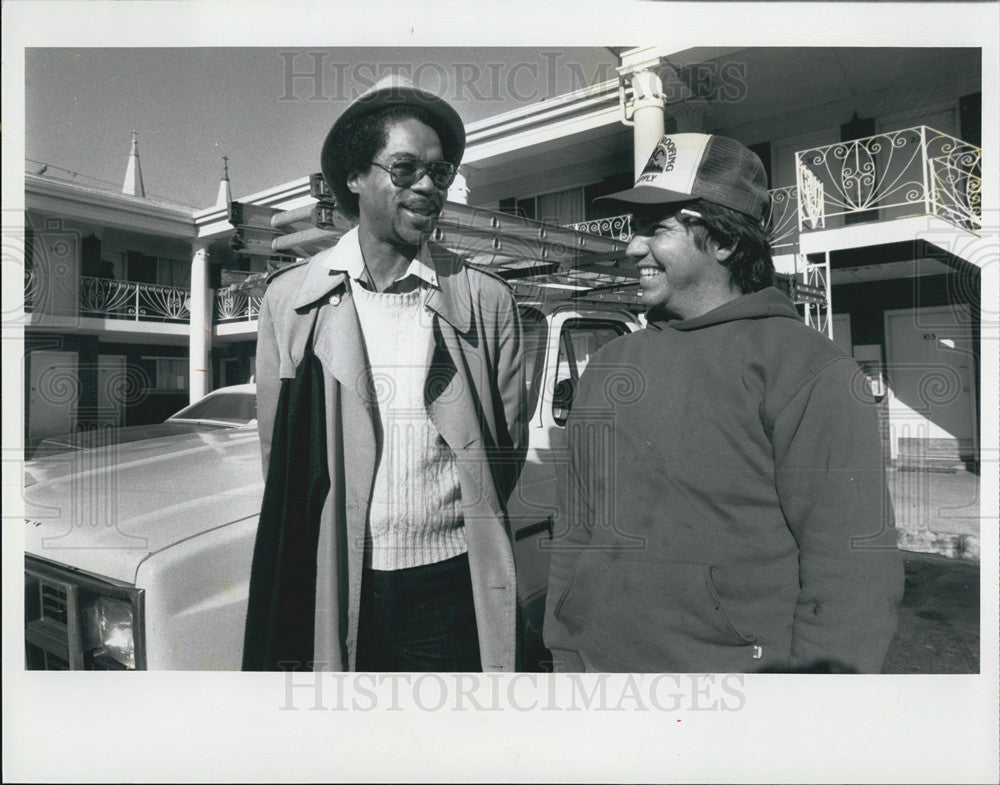 1989 Press Photo Fire Victim Larry Frazier Meets Michael Joyce Rescue Cicero - Historic Images