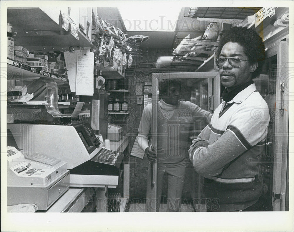 1989 Press Photo Larry Frazier Liquor Store Clerk Saved From Fire Apartment - Historic Images