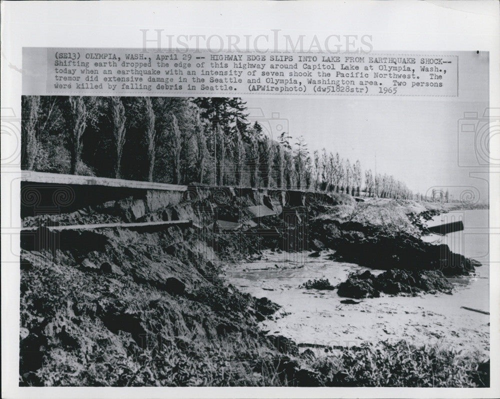 1965 Press Photo Olympia, WA Highway edge slips into lake from earthquake shock - Historic Images