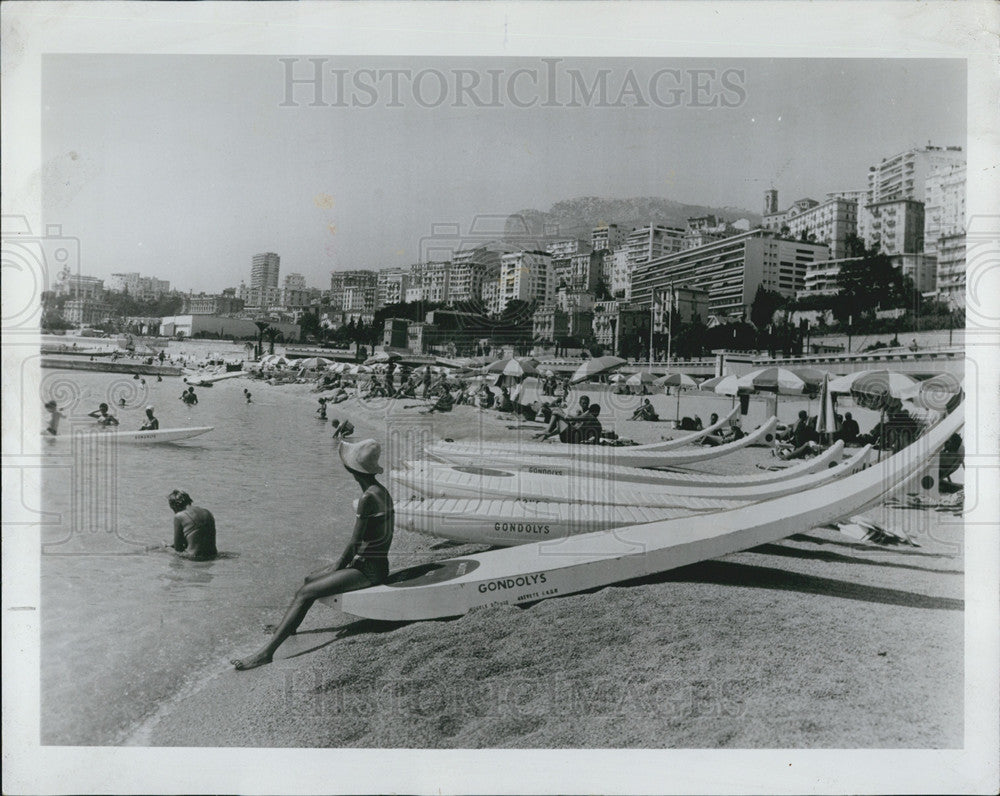 1969 Press Photo Beach Monte Carlo Monaco Gondolys Tourists French Riviera - Historic Images
