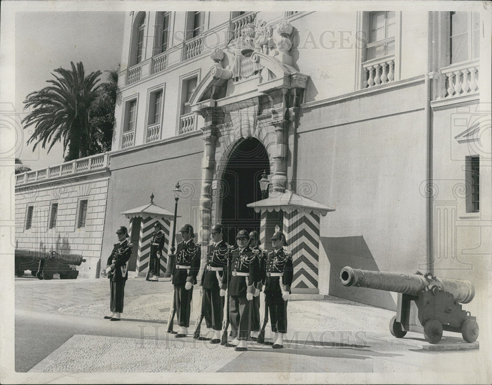 1956 Press Photo Guards Palace Courtyard Monaco Prince Rainier Princess Grace - Historic Images