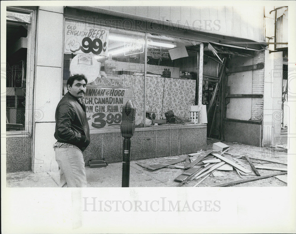 1983 Press Photo Shahlad Hussain Owner Granville Liquor Store Damaged Bomb - Historic Images