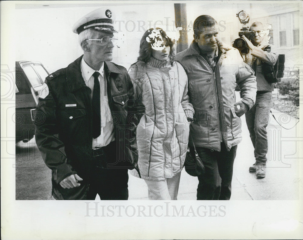 1983 Press Photo Mary Cales Wife Firefighter Daniel Escorted Michael Reese Hosp. - Historic Images