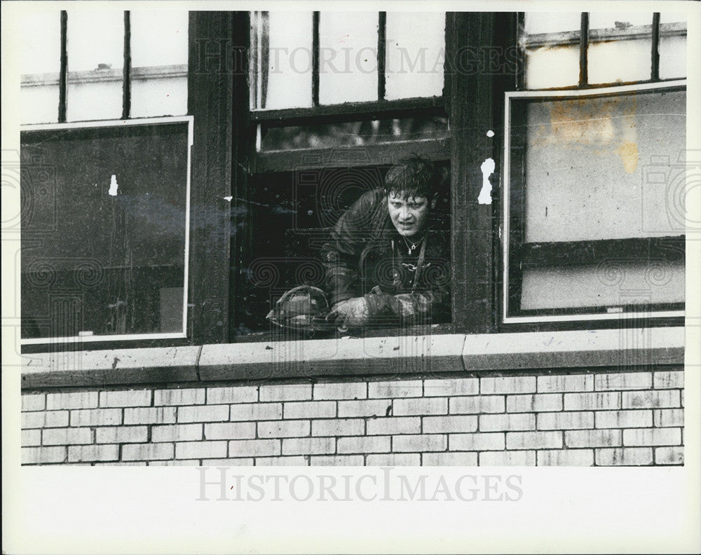 1983 Press Photo Firefighter Gasps Air 4th Floor Window Apartment Building Fire - Historic Images