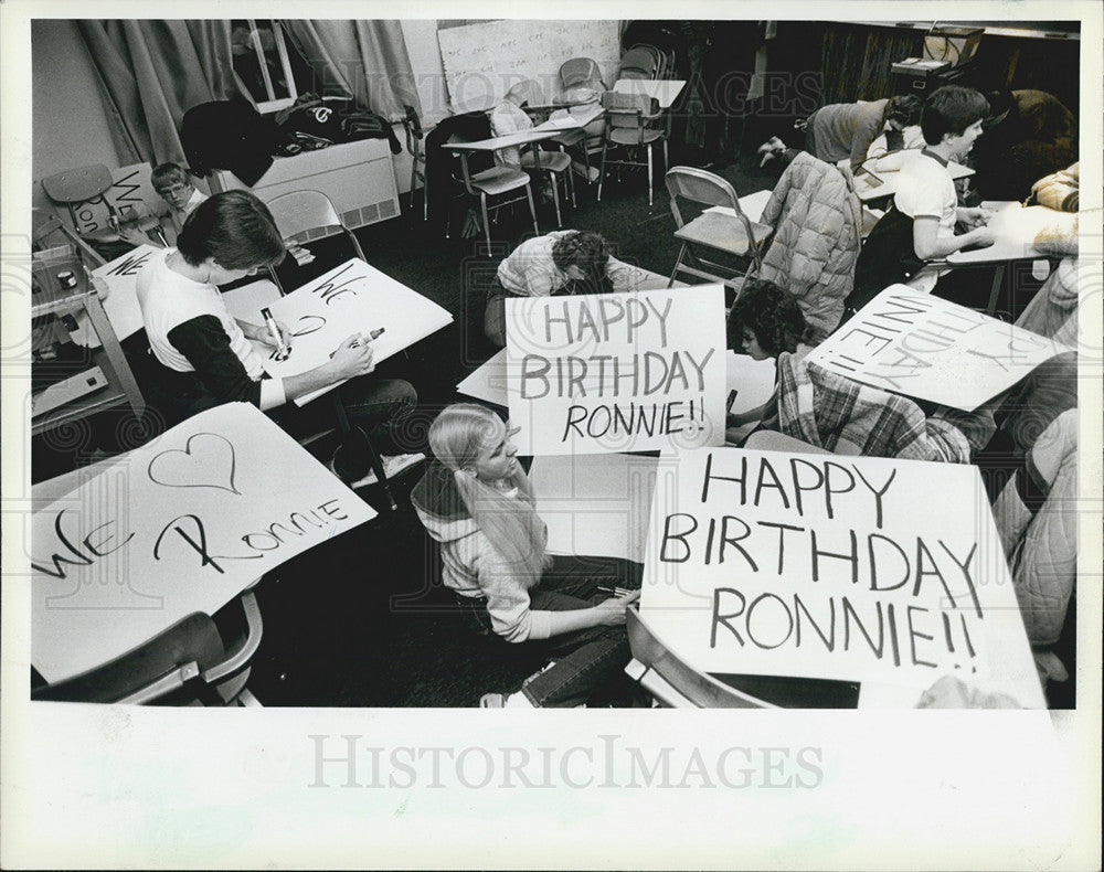 1984 Press Photo Student council members make posters to decorate their gym. - Historic Images