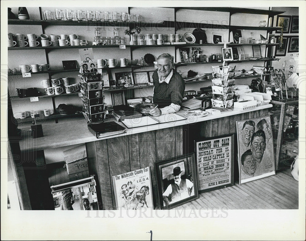 1984 Press Photo Paul Nicely Ronald Reagan Museum Birthplace Tampico Illinois - Historic Images