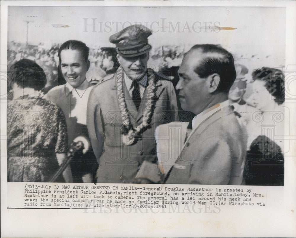 1961 Press Photo General Douglas MacArthur greeted by Philippine President - Historic Images