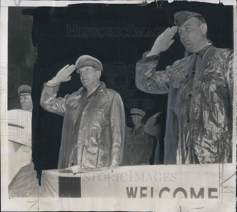 1951 Press Photo Gen. Douglas MacArthur salute colors during the Legion parade. - Historic Images