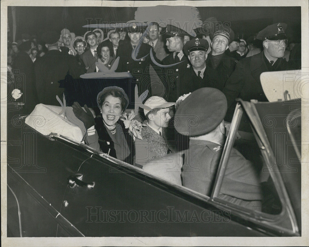 1951 Press Photo Mrs. MacArthur waves crowd auto enters Soldier Field - Historic Images