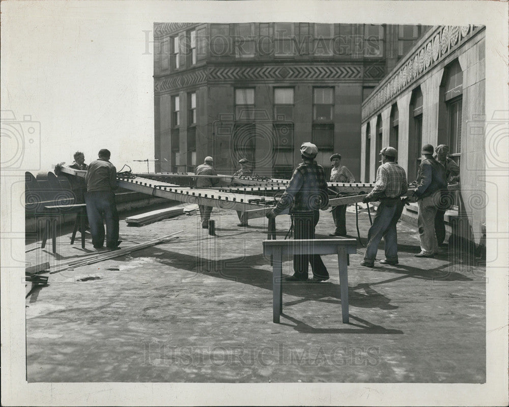 1951 Press Photo workmen hoist letter H welcome sign Gen. MacArthur Chicago - Historic Images