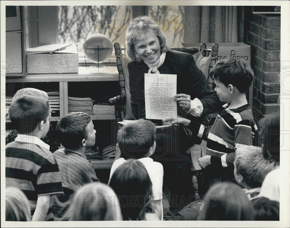 1987 Press Photo Principal Betty Pruitt Reads President Reagan Letter Lincoln - Historic Images