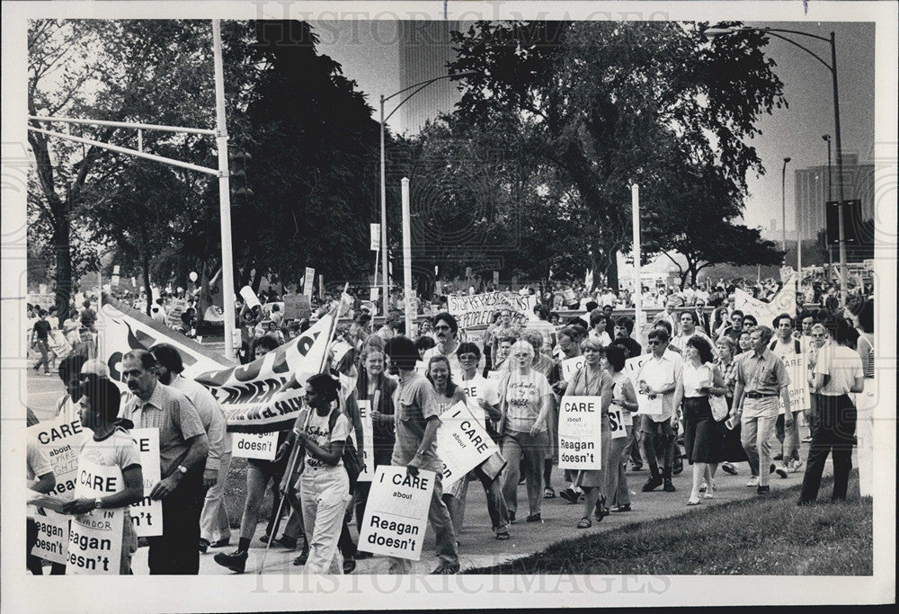 1981 Press Photo Protesters Picket McCormick Place President Reagan Grant Park - Historic Images