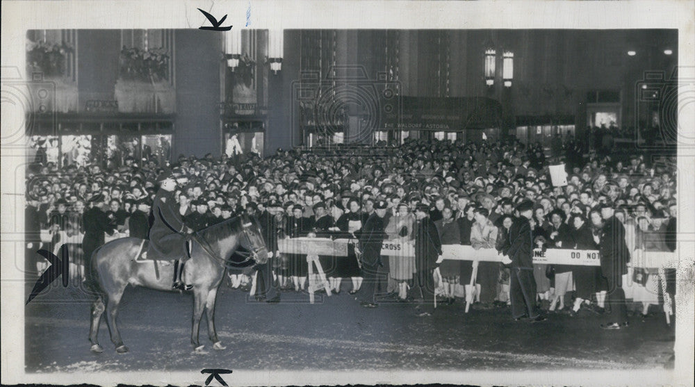 1951 Press Photo Crowd Gathers to welcome General Douglas MacArthur and Family - Historic Images