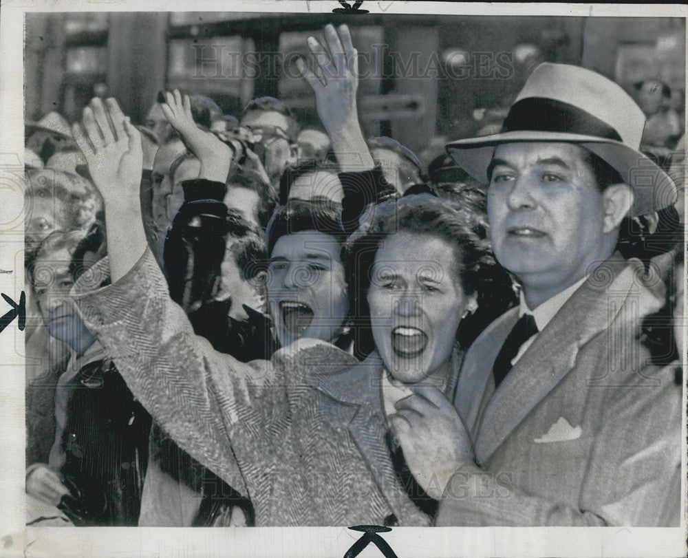 1951 Press Photo San Franciscans cheer as Gen. Douglas MacArthur&#39;s car passes - Historic Images