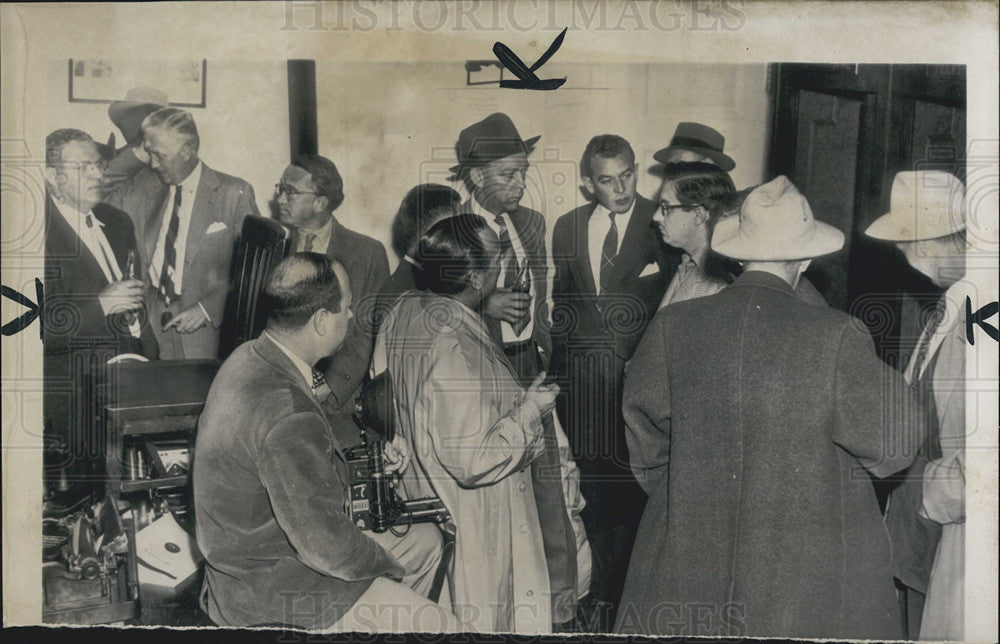 1951 Press Photo Press Waits for White House Announcement - Historic Images