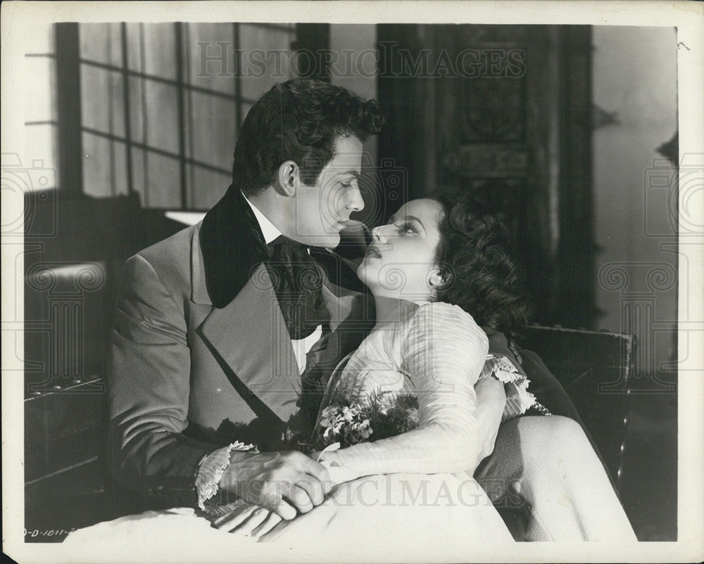 1945 Press Photo Cornel Wilde and Merle Oberon in A Song To Remember - Historic Images