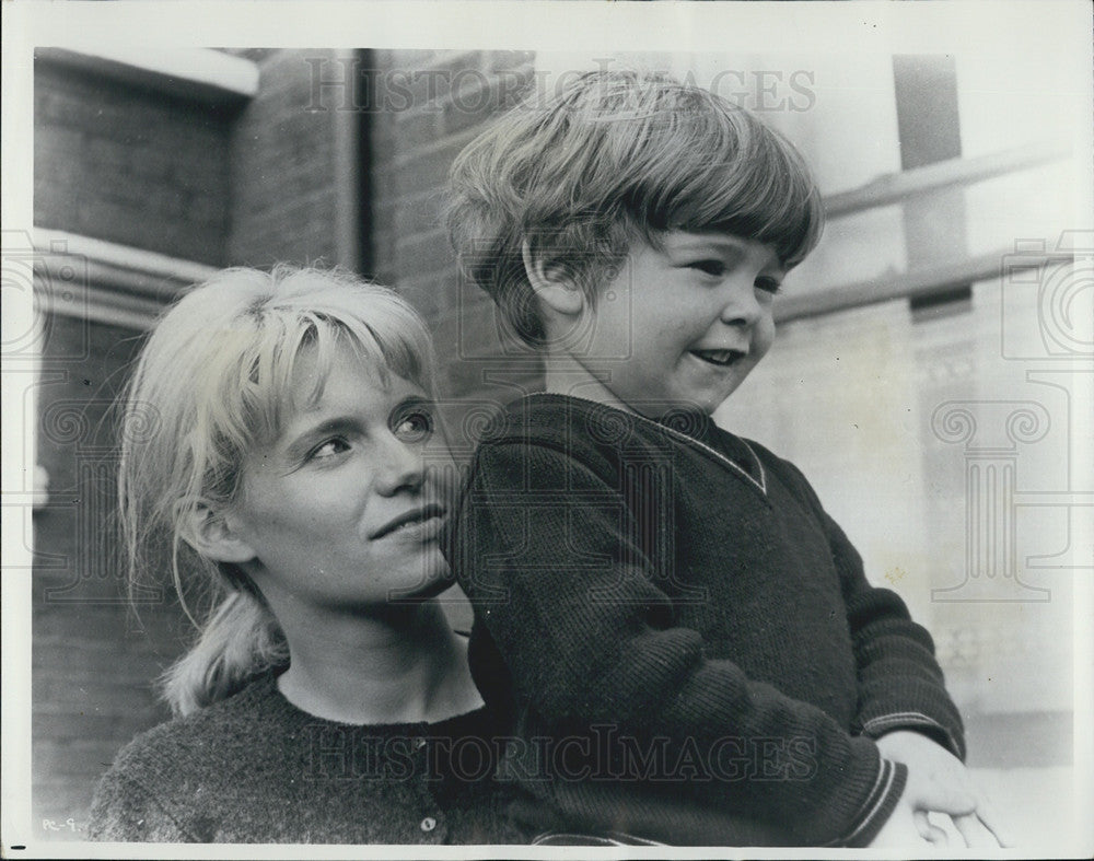 1968 Press Photo Actress Carol White and son Stevie - Historic Images