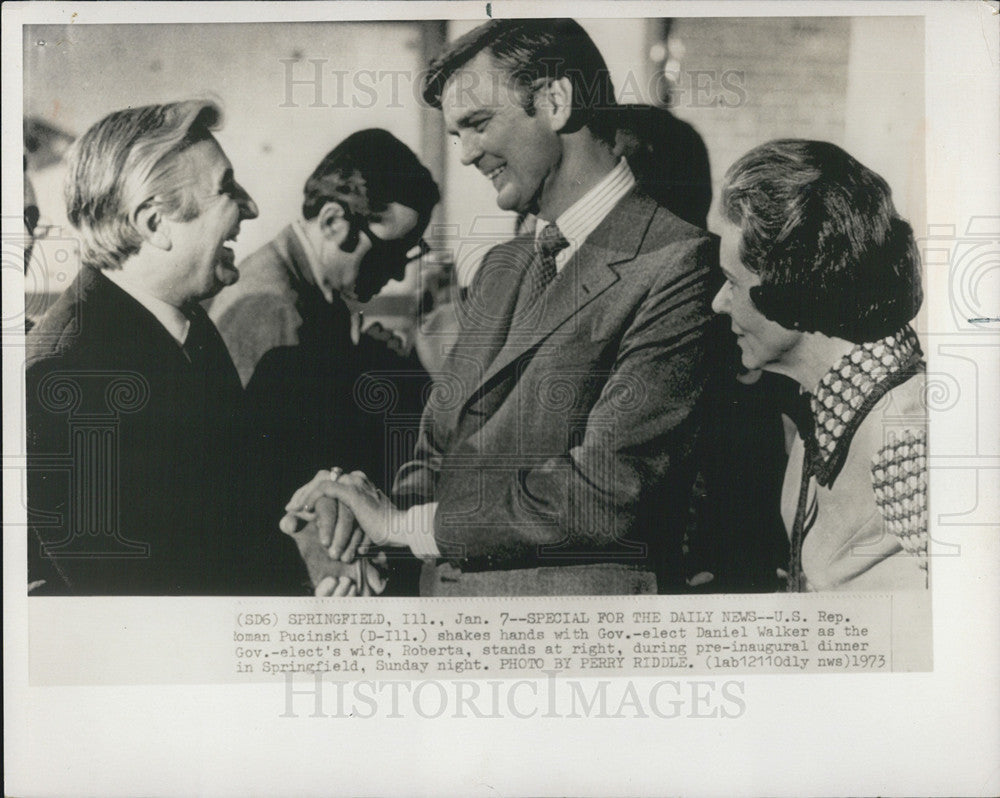 1973 Press Photo U.S. Rep. Roman Pucinski shakes hands with Gov. elect Daniel - Historic Images