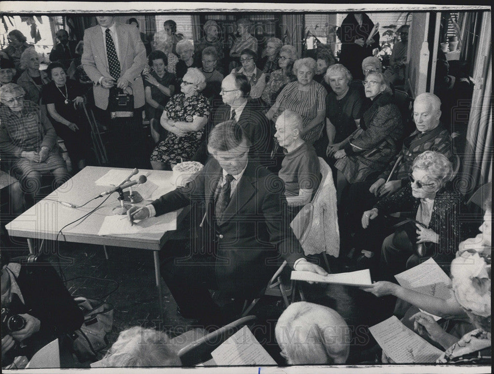 1975 Press Photo Gov. Dan Walker meets with Senior Citizens - Historic Images