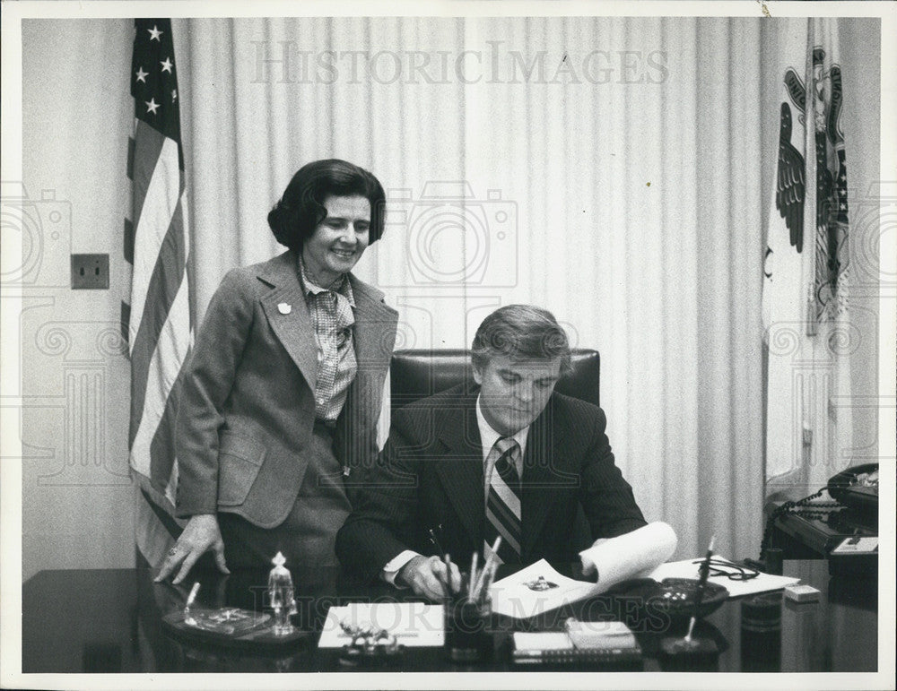 1975 Press Photo Governor Daniel Walker, Illinois Chairman Joanne Alter - Historic Images