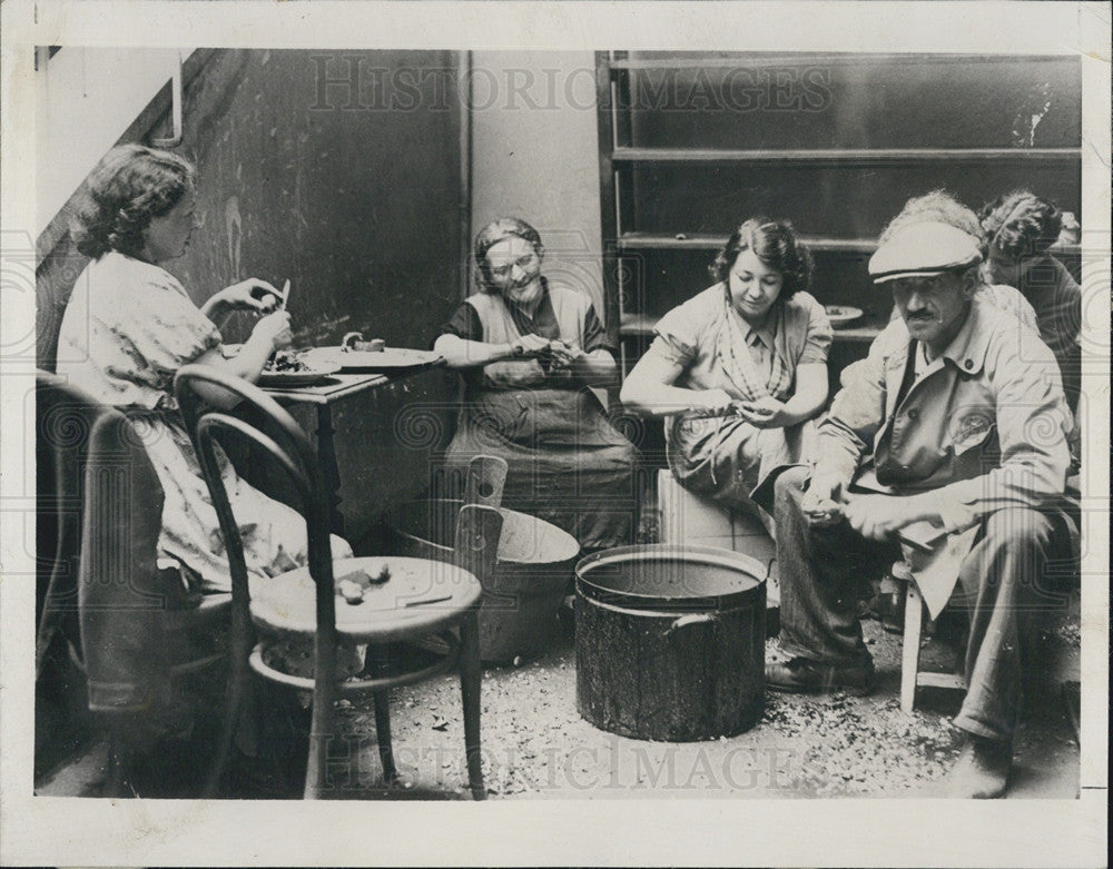 1938 Press Photo Group Peels Potatoes From Bruenn Czechoslovakia After War - Historic Images