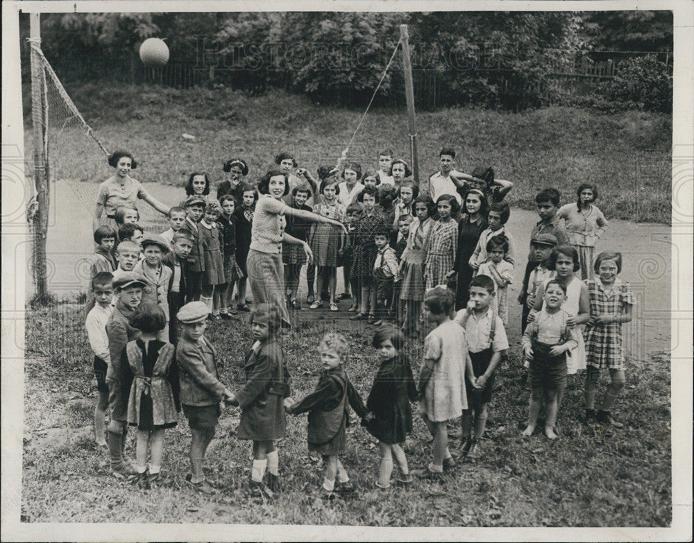 1938 Press Photo Children Play In Bruenn Czechoslovakia After War Destroyed - Historic Images