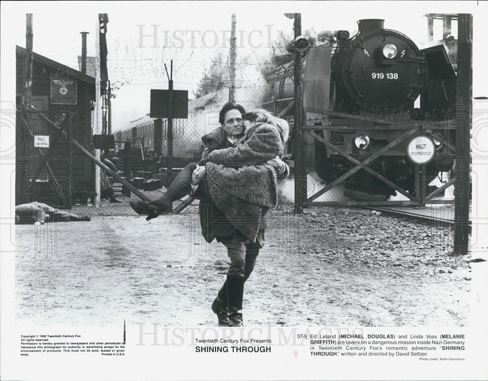 1992 Press Photo Michael Douglas and Melanie Griffith star in &quot;Shining Through&quot;. - Historic Images